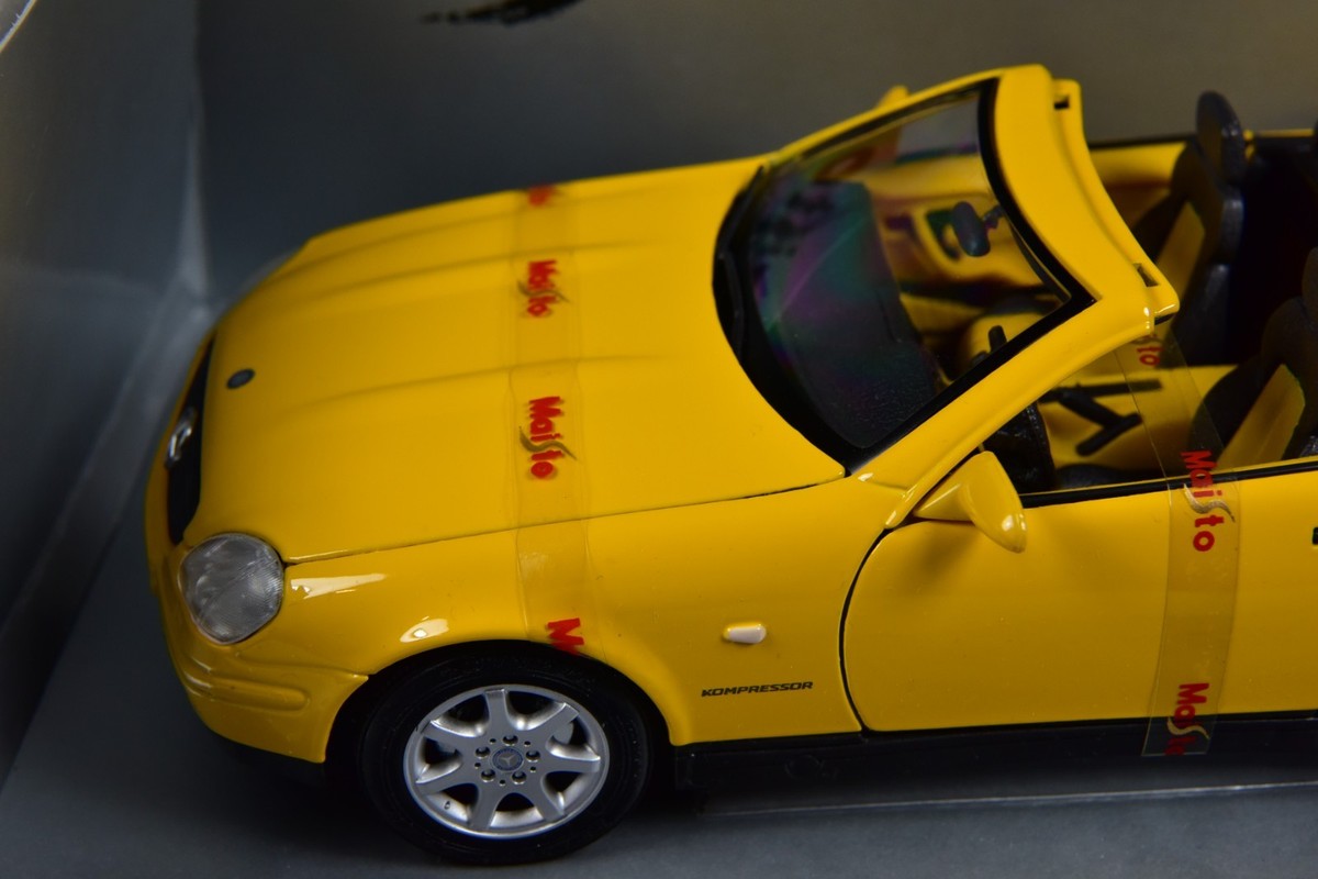 Maisto Mercedes-Benz SLK 230 1:18 Yellow Convertible Diecast Model