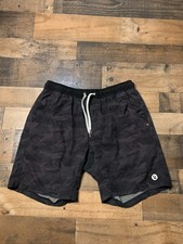 Vuori Kore Shorts Mens Large Gray Camo Liner Lined Gym Performance Training