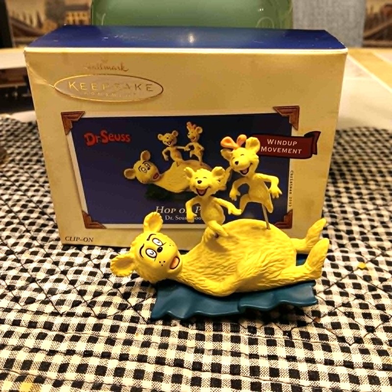 HALLMARK HOP ON POP #5 DR SEUSS BOOKS SERIES 2003 MOTION CHRISTMAS ORNAMENTS