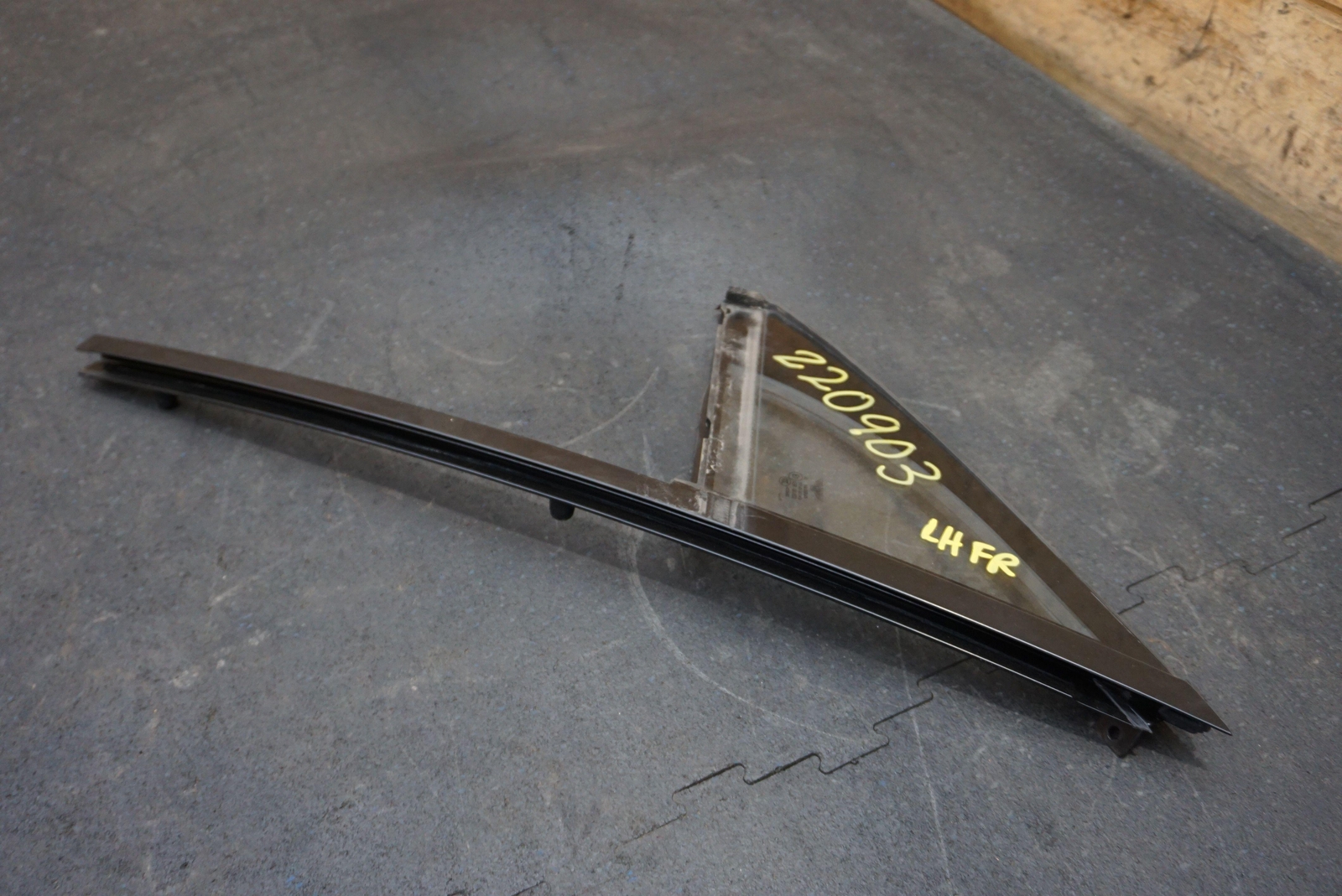 Front Left Door Fixed Vent Glass Window Glass Panel 36A845113 Bentley Bentayga