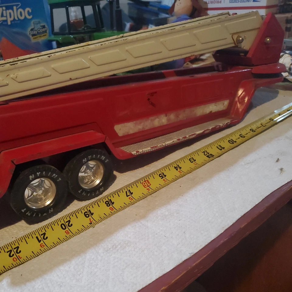 Vintage 1973-75 NYLINT Aerial Hook Ladder 30" Red Fire Truck Pressed Steel - Image 2 of 4