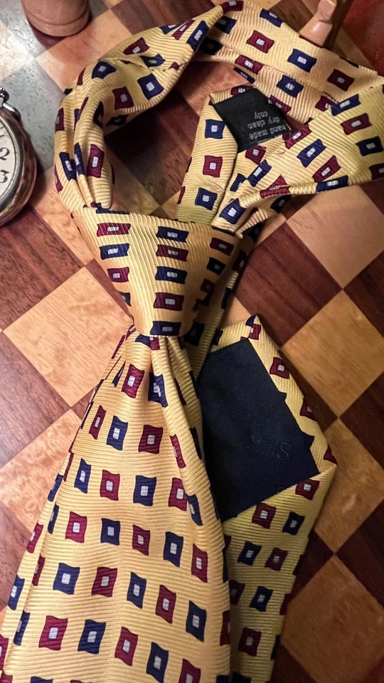 Corbata Bijoux Terner hecha a mano de lujo 100 % seda amarilla con estampados geométricos. Foto 2 de 4