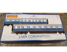 Hornby R40225 LNER CORONATION OPEN 3 & KITCHEN,BRAND NEW