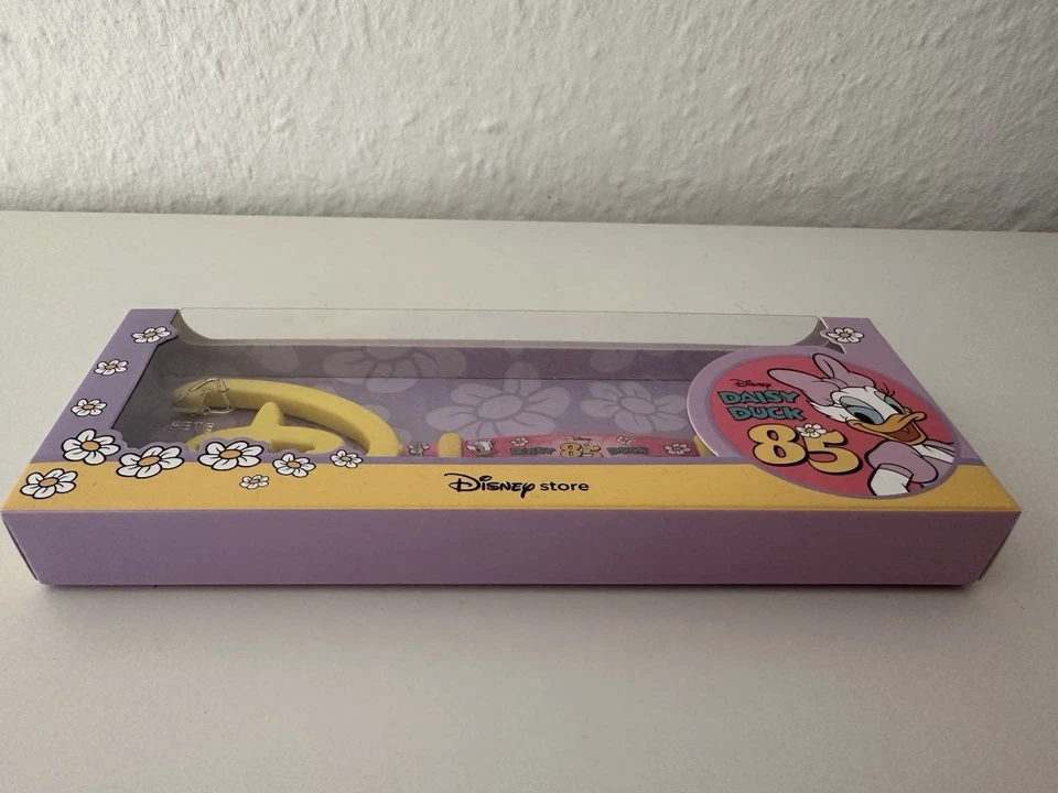 Neu OVP Disney Store Schlüssel DAISY DUCK 85.Geburtstag Sammlung  - Bild 2 von 3