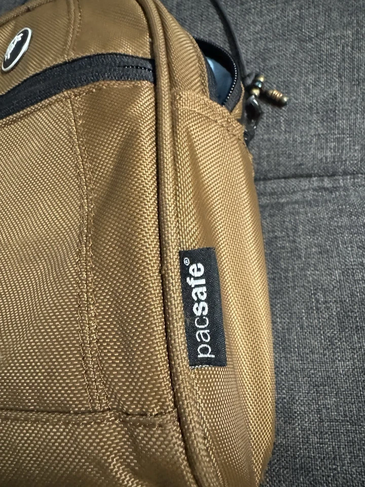Bolso de Cadera y Hombro Pacsafe Metrosafe 100 Antirrobo Marrón RFID SEGURO Sin Correa Foto 2 de 4