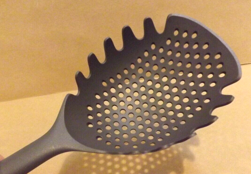 OXO GOOD GRIPS - Soft Works Handheld Pasta Scoop Strainer - Picture 3 of 10