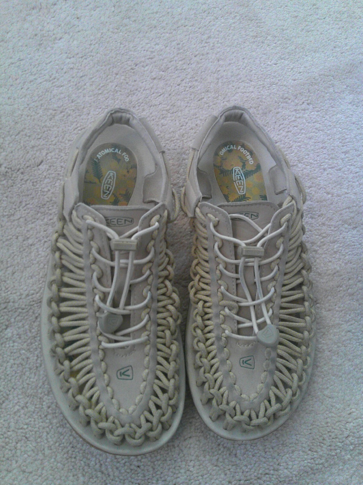 Sandali sneaker sportivi Keen Uneek beige elasticizzati da donna ~ fiori ricamati taglia 10