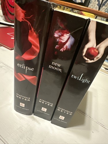 Twilight Saga Books Set Of 3 Twilight, New Moon, And Eclipse. 2PB & 1 HC - Picture 6 of 6