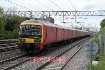 FOTO STANDARD MK.III ROYAL MAIL EMUS NOS.325 009 (2) SPEEDING PAST SOUTH KENTO