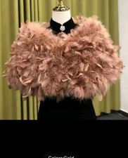 Coprispalle Elegante In Piume Di Struzzo Colore Gold.