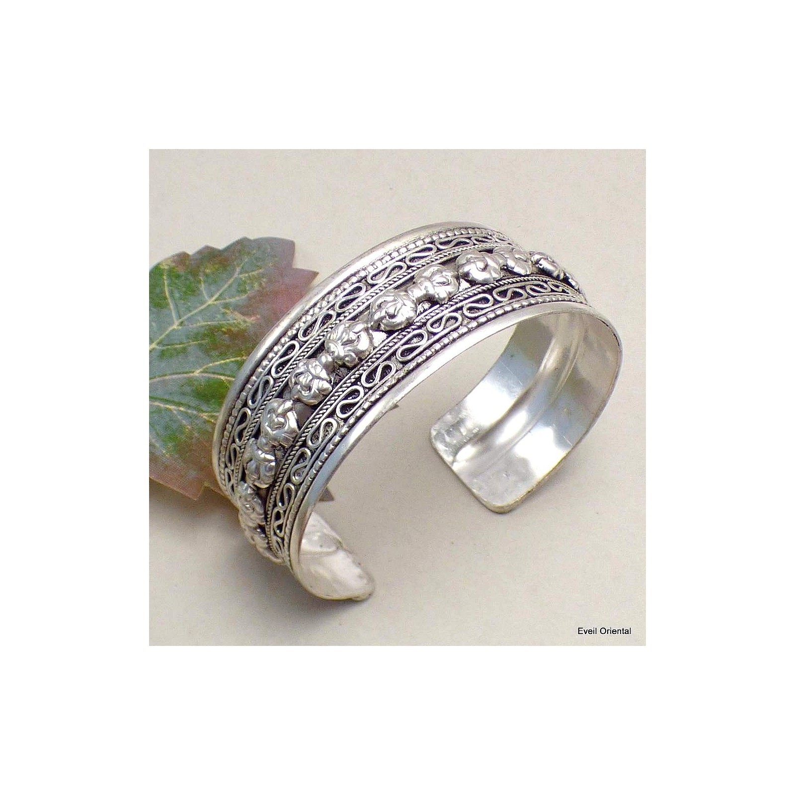 Bracelet tibétain manchette protecteur orné de double dorjés rituels gravés