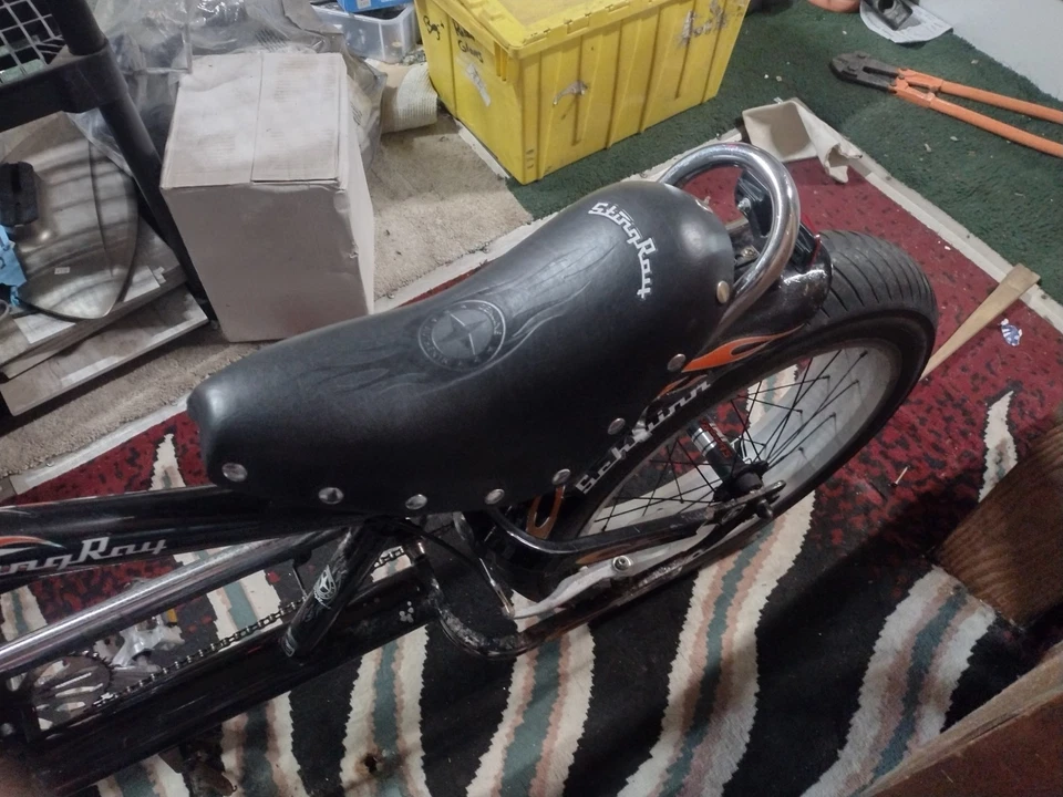 Schwinn Stingray Chopper 摩托车风格自行车黑色车架橙色火焰自行车 — 第 3/4 张图片