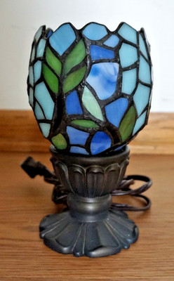 TIFFANY STYLE STAINED GLASS 7'' NIGHT LIGHT