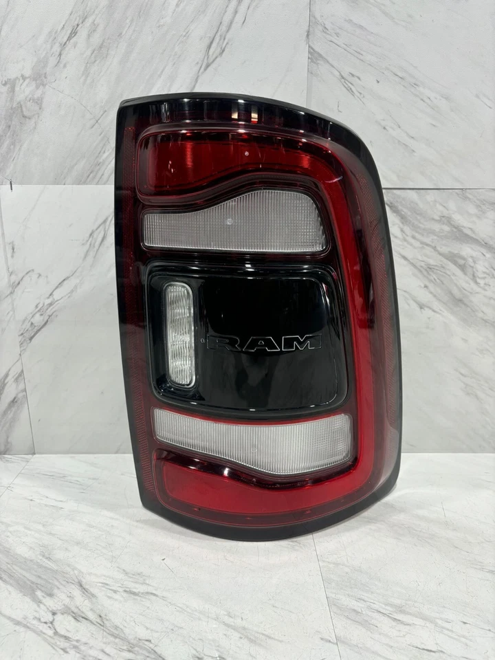 Dodge Ram 2500 3500 2019-2024 luz trasera OEM lado derecho con punto ciego LED negro Foto 2 de 4