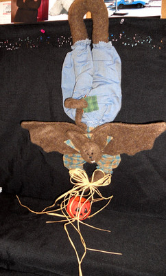 VINTAGE 90's HALLOWEEN WALL HANGING~FABRIC FOLK ART UPSIDE DOWN BAT