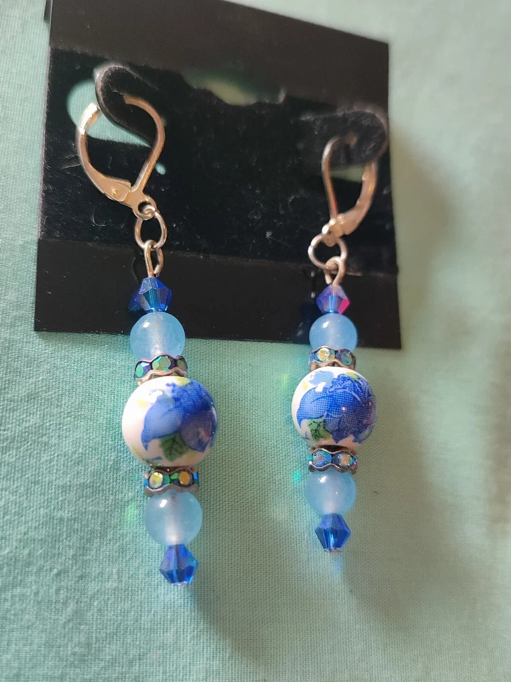 Pendientes colgantes de cerámica azul de cuarzo y cuentas de vidrio con placa de plata Foto 3 de 4