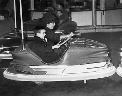 Miss Taylor son Michael both grit their teeth mock anger as th- 1961 Old Photo