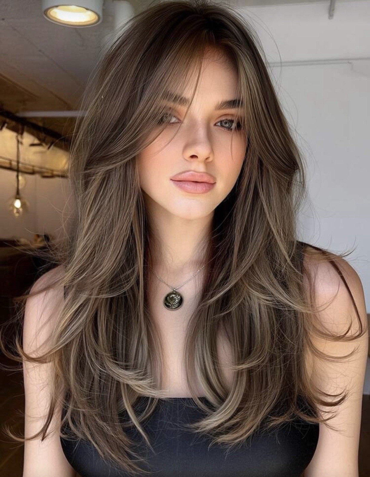 Perruque synthétique brune femme longue et lisse de 60cm avec frange droite