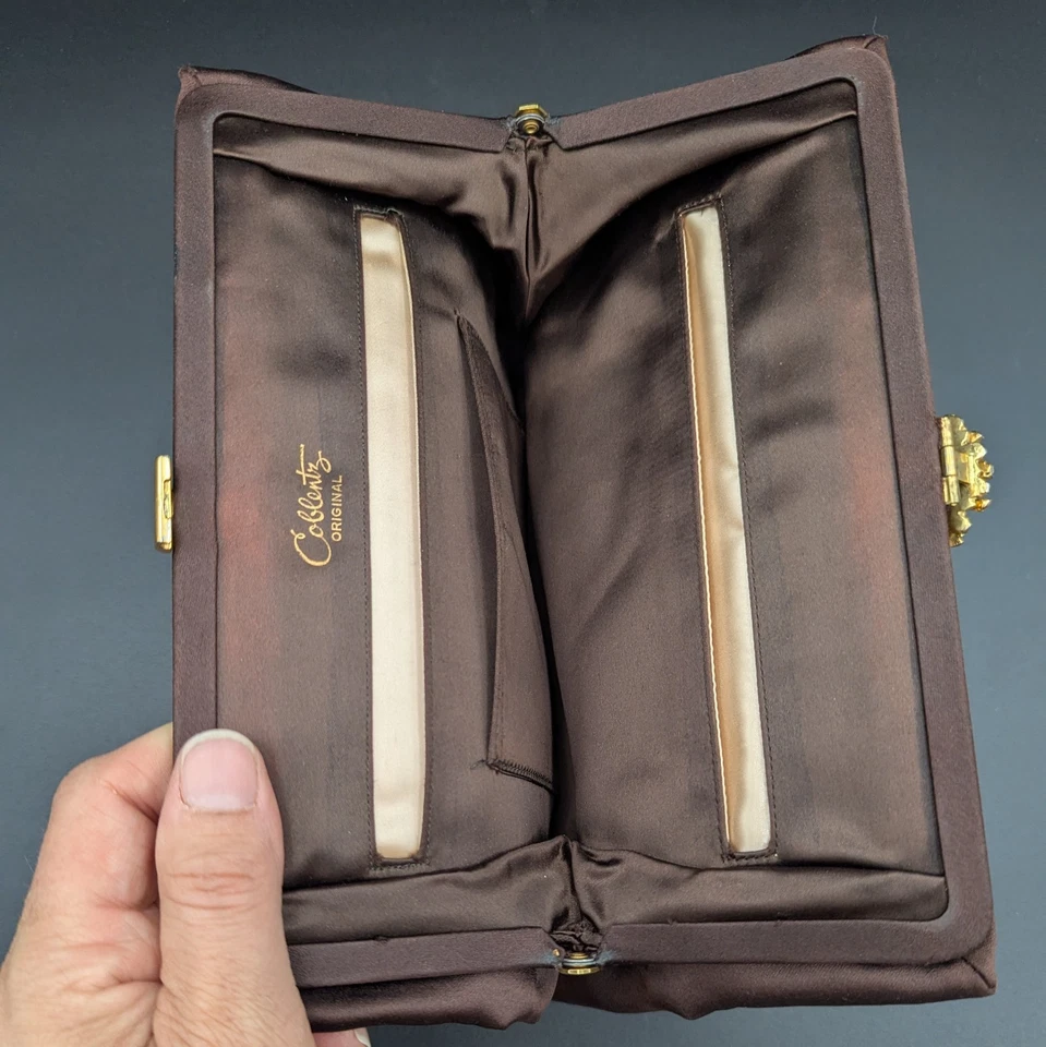 Cartera sin asas marrón satinado con cierre dorado y estrás 9" x 6" de colección Coblentz original Foto 4 de 4