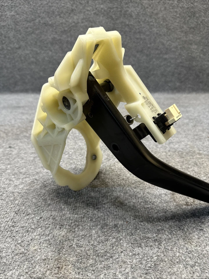 2013-2016 BMW 320I F30 FRONT FLOOR BRAKE STOP PEDAL & SUPPORT MOUNT BRACKET OEM - Image 4 of 4