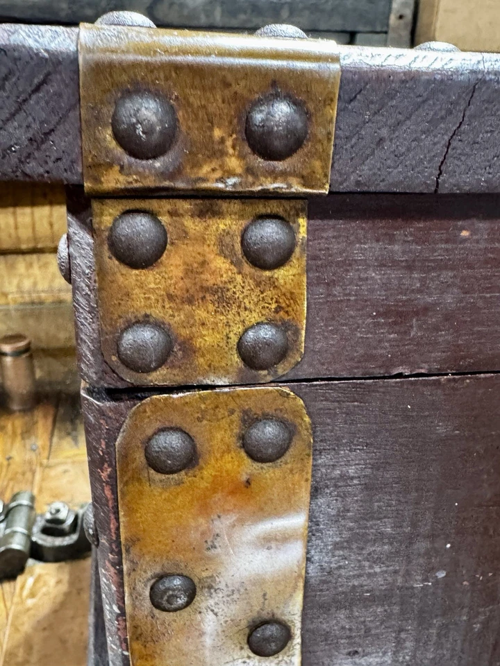 Antiguo baúl de madera tapizado cobre latón vintage muy fresco Foto 4 de 4