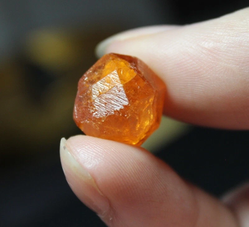 Muestra fina de cristal de granate espesartina naranja de Loliondo, Arusha, Tanzania. Foto 3 de 4