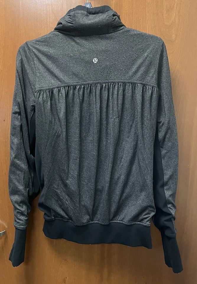 Lululemon Cool Down Reversible Ruched Jacket – Size 6 – Black/Grey - Image 3 of 4