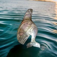 Vintage Unikalna broszka wieloryba zabójcy Haida ręcznie rzeźbiona w szterling przez Lloyd Wadhams