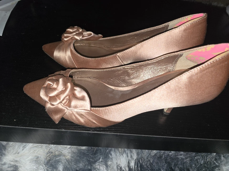 Румяна насосы с розой. (MENBUR) женский атласный материал. Размер 38 ЕС  - Изображение 4 из 4