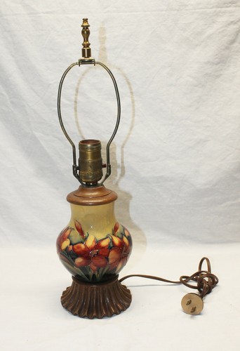 Vintage Moorcroft Pottery Lamp with Freesia Design - 第 1/5 張圖片
