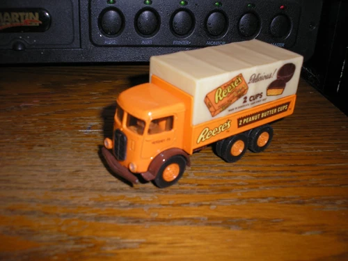 Mack Truck Model CJ Hershey's Hartoy AHL Reese's Peanut Butter Cups Free SHIP