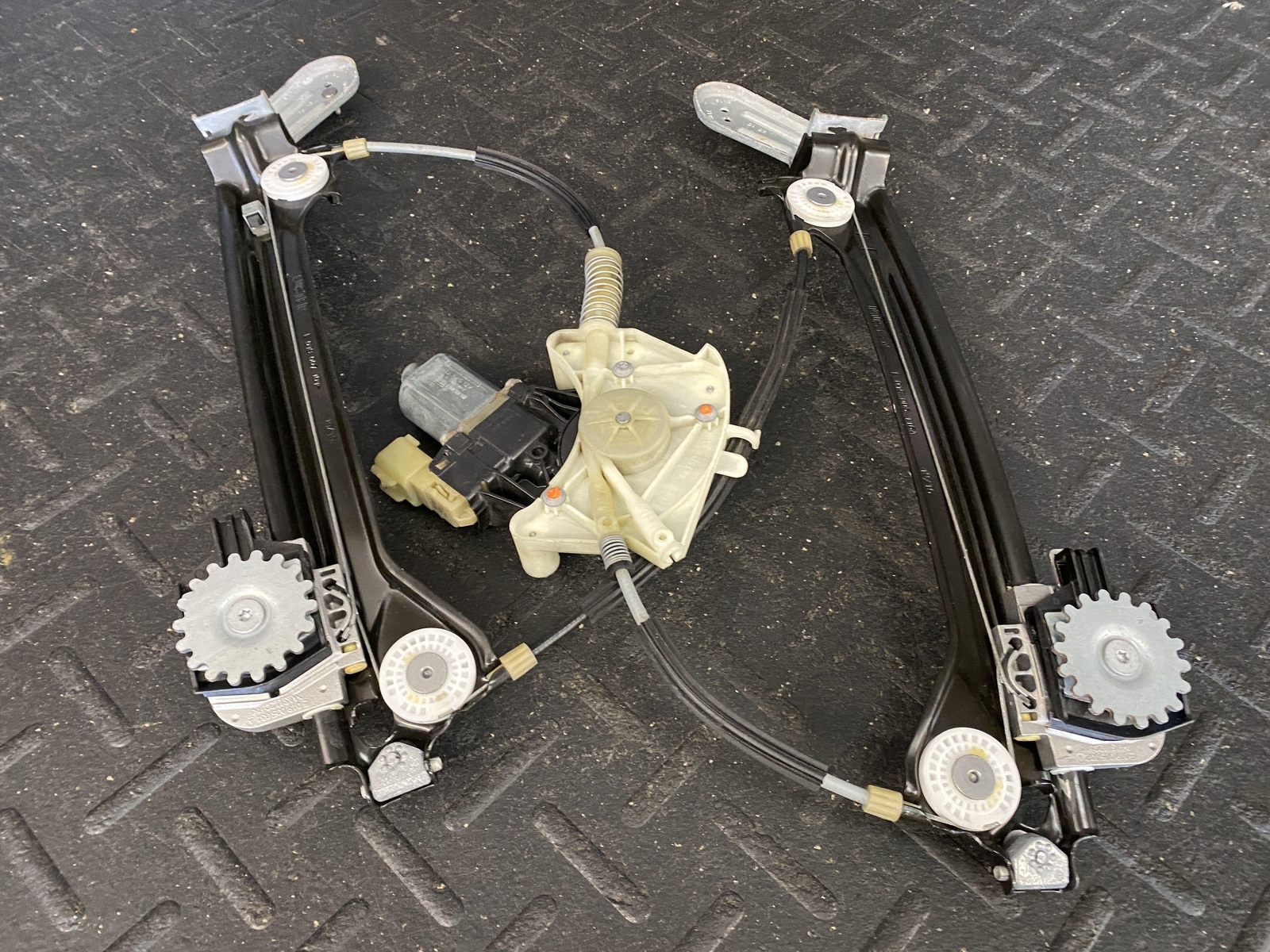 14-17 MASERATI GHIBLI REAR PASSENGER DOOR WINDOW GLASS REGULATOR ELECTRIC MOTOR