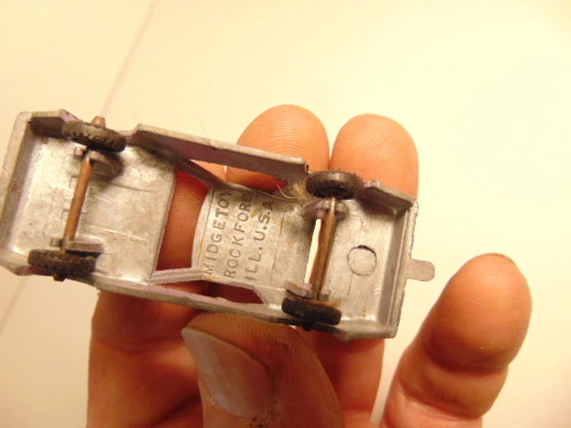 Coche vintage de metal blanco con pintura rosa desgastada: MidgeToy, Rockford, Illinois  Foto 4 de 4