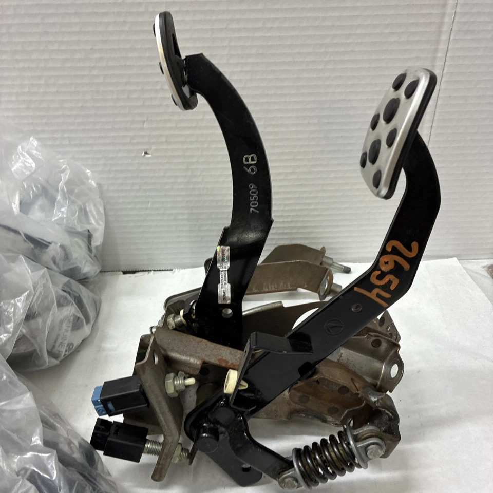 MONTAJE PEDAL EMBRAGUE Y FRENO Foto 2 de 4