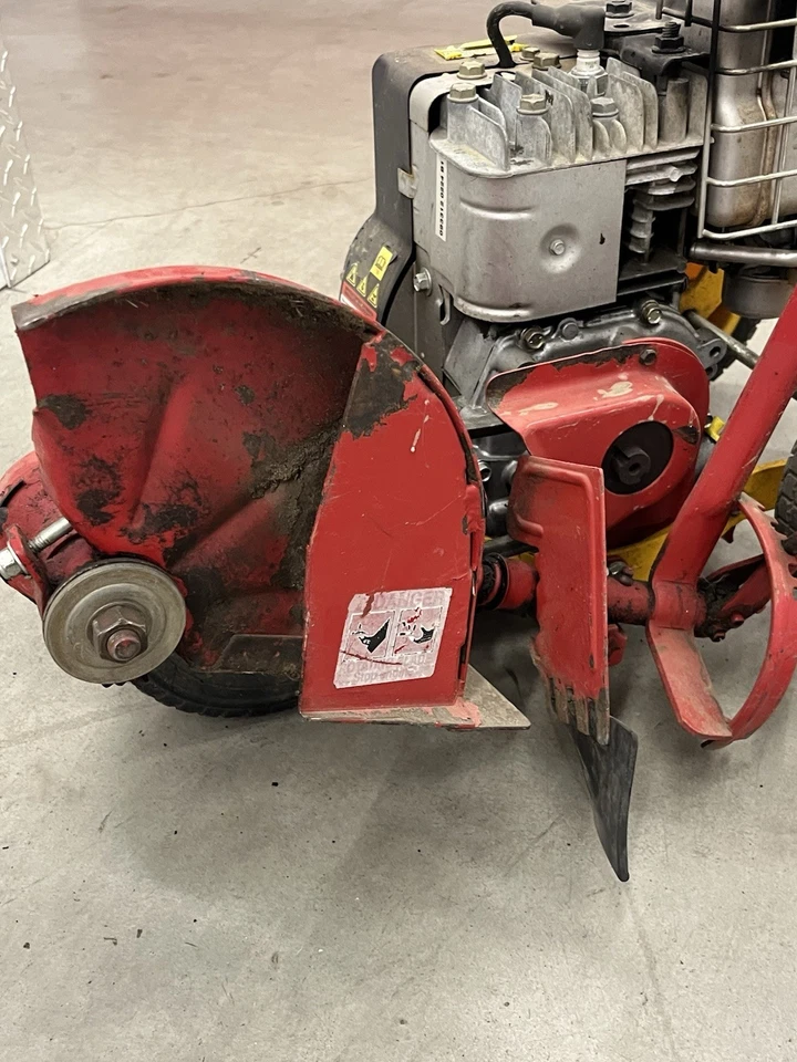 Bordeadora McLane 804 3,5 HP con motor Briggs & Stratton 148cc serie 475 9" Foto 3 de 4