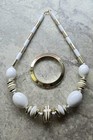 CHUNKY RETRO VTG BEADED STATEMENT NECKLACE SAUCER BANGLE LUCITE WHITE GOLD BEADS — photo 7