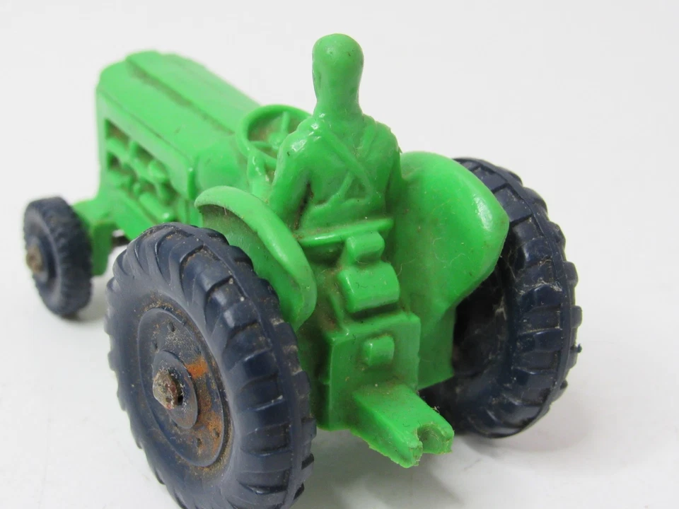 Tractor de juguete de goma verde vintage con operador de hombre 3" de largo #SN Foto 4 de 4