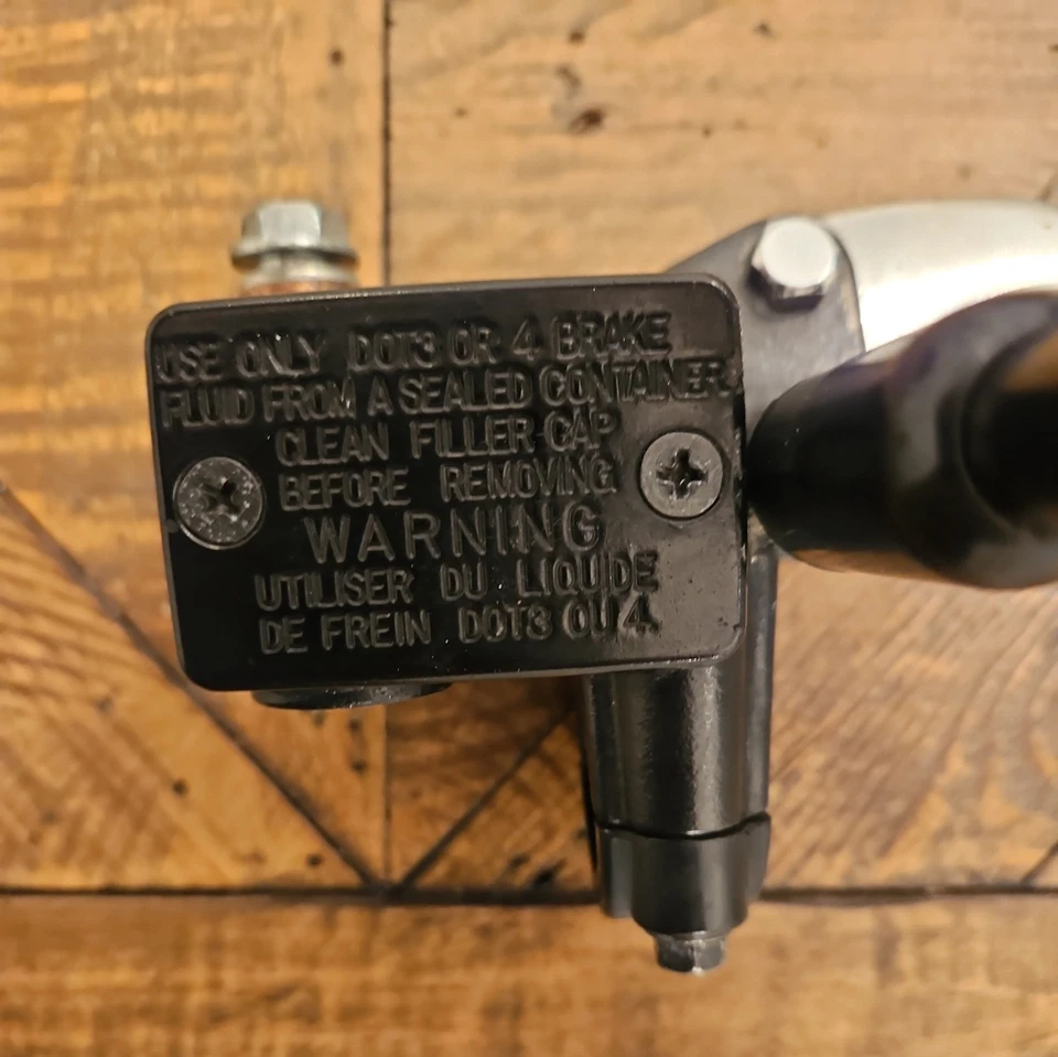 2009 Kawasaki KLX 250SF freio dianteiro cilindro mestre reservatório com espelho - Imagem 4 de 4