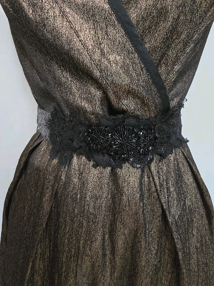 Vestido Vera Wang Etiqueta Lavanda Talla 6 Dorado Metálico con Encaje Negro Foto 4 de 4