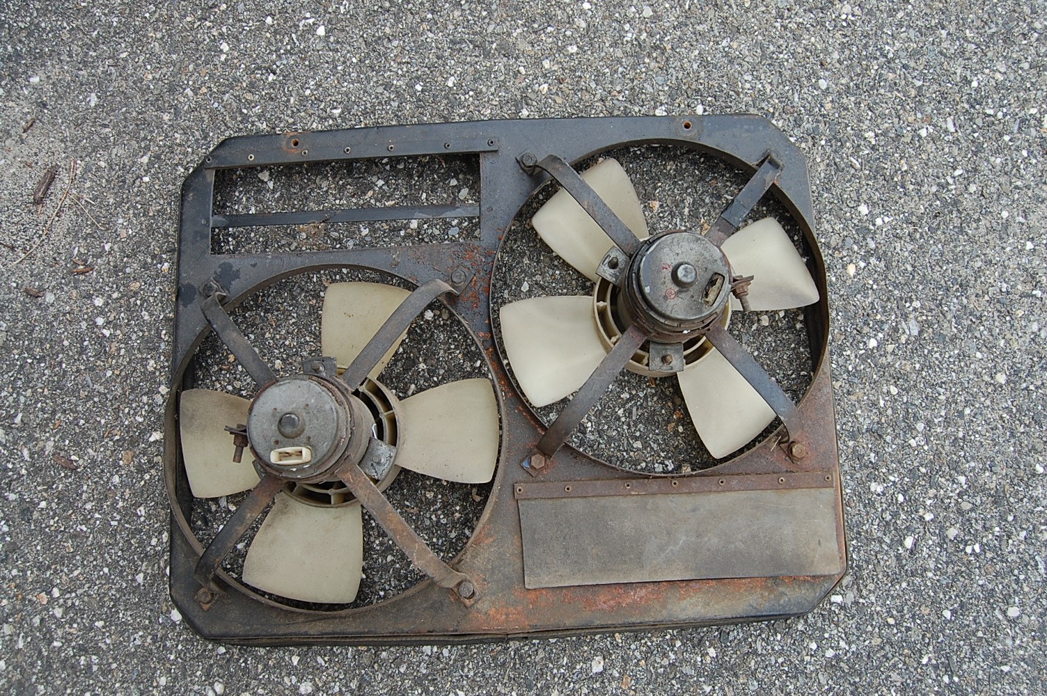 Maserati Khamsin Cooling fans with shroud