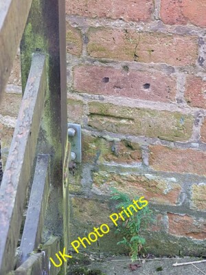 Foto 6x4 OS Benchmark - Eastcote, The Paddock Nebengebäude Eastcote\/SP19 c2015