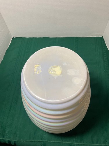 13” VINTAGE AMERICAN HAND BLOWN IRIDESCENT WHITE BEEHIVE RIBBED GLASS VASE - 第 4/5 張圖片