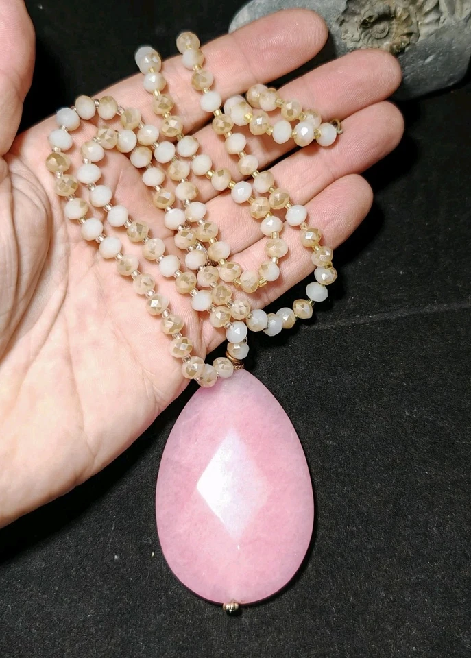 Brillante caramelo facetado vidrio y enorme collar focal de piedras preciosas de cuarcita rosa Foto 2 de 4