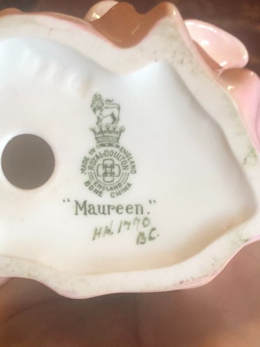 Royal Doulton Beautiful "Maureen" Figurine with Riding Crop, Hat and Gloves VTG - Picture 4 of 5