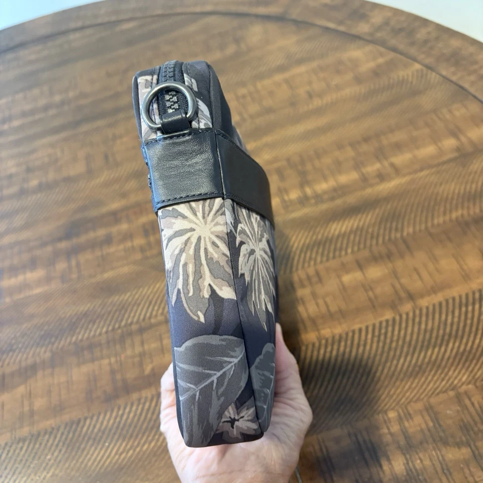 Funda para iPad/tablet Coach negra con flores Foto 4 de 4