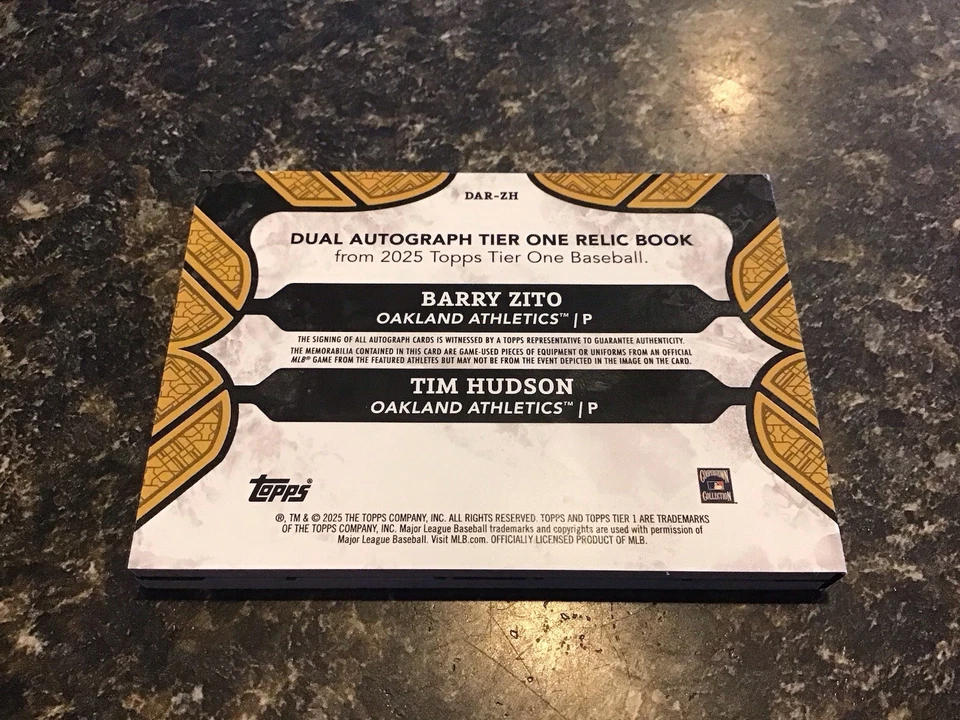 Libro automático parche doble Topps Tier One 2025 - Barry Zito Tim Hudson DAR-ZH/10 Foto 3 de 3