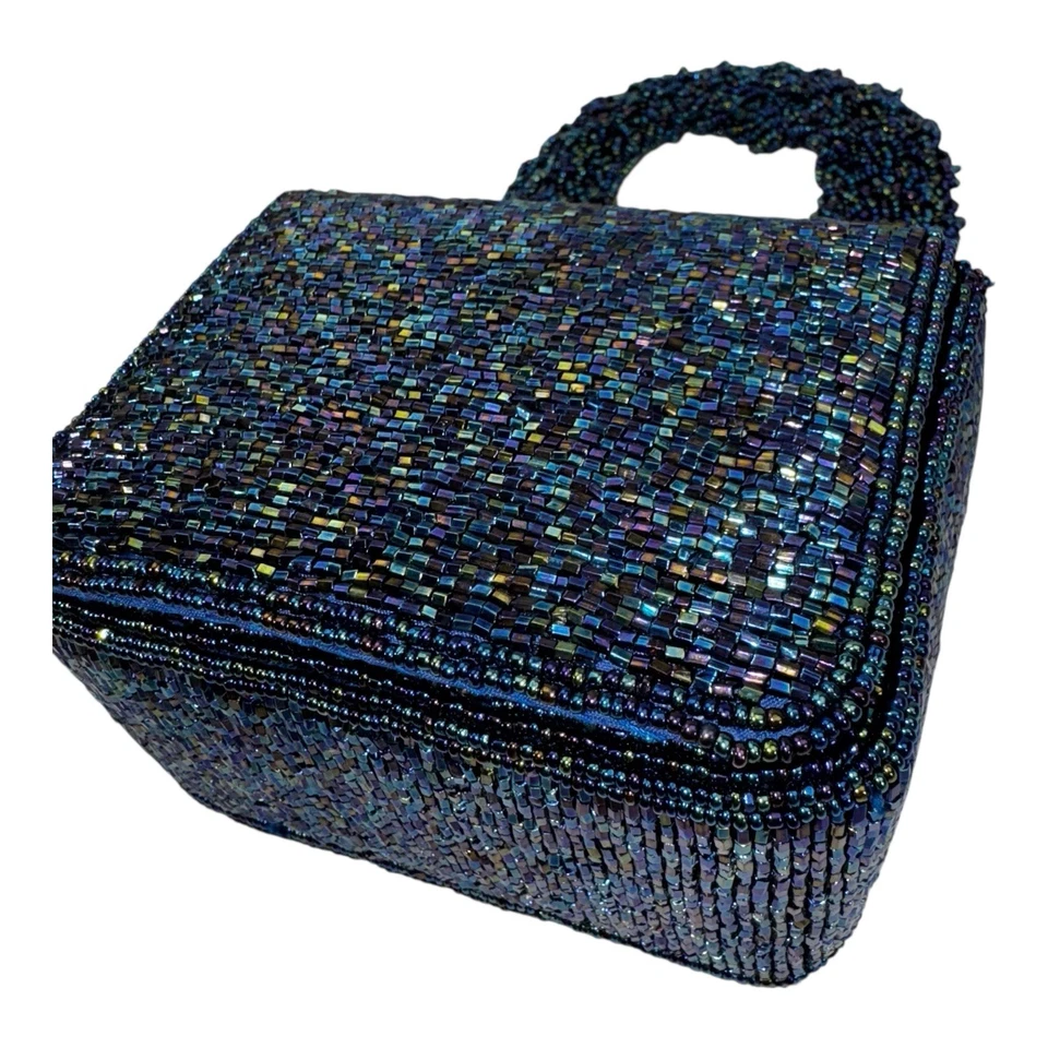 Mini bolso metálico brillante con cuentas azul oscuro Sasha con espejo Foto 2 de 4