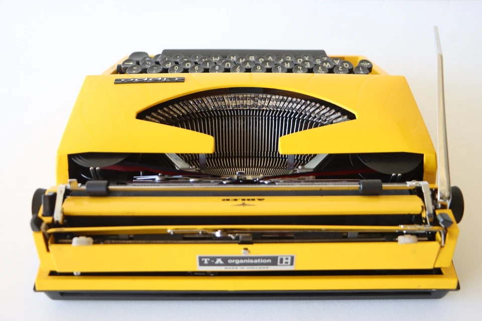 Bright Yellow Adler Manual Typewriter ***** Excellent Working Condition ***** - Image 4 of 4