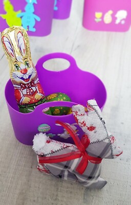  Osterbox Geschenk für Kinder.Weicher Hase,4× Schokoladeneier und Hase,Korb.