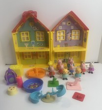 Peppa Pig Deluxe Folding House Playset Jazwares 11 Figures  10 Accessories